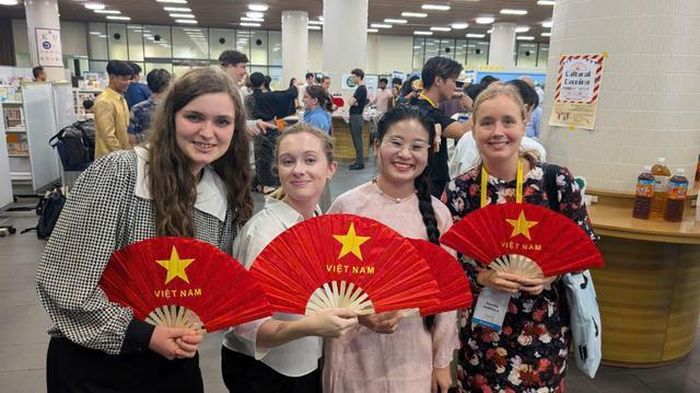 Cô gái khiếm thị tham dự các hội nghị quốc tế. Ảnh: NVCC