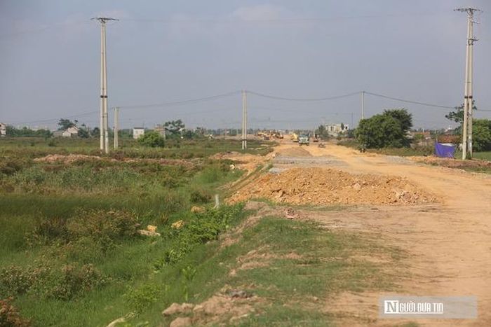 Ông Phạm Văn Lực, Phó trưởng Phòng điều hành dự án 3, cho biết gói thầu số 6 đã gần như hoàn tất. Trong khi đó, gói thầu số 5 dài 7,6 km vẫn đang được xử lý nền đất yếu tại một số vị trí."Hiện khoảng 3 km đã được thảm nhựa, phần còn lại đang chờ đủ thời gian lún trước khi hoàn thiện kết cấu mặt đường", ông Lực nói.