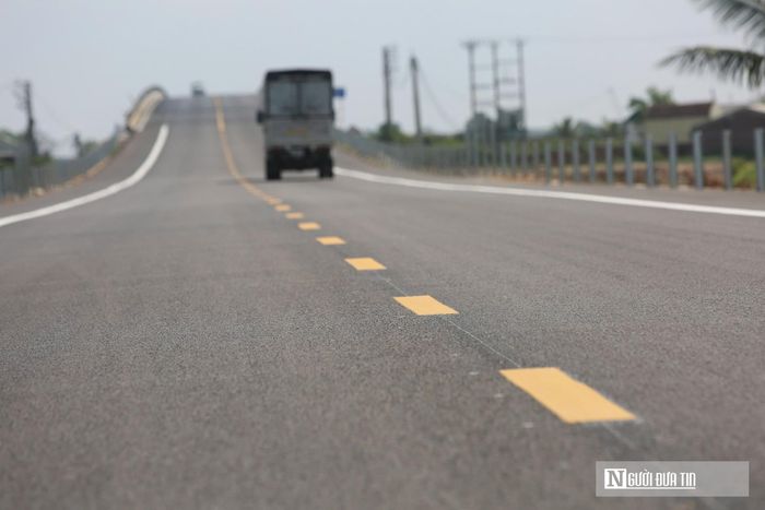 Dự án tuyến đường bộ ven biển đoạn Nga Sơn - Hoằng Hóa được khởi công tháng 12/2021 với tổng mức đầu tư 2.242 tỷ đồng theo hình thức đầu tư công. Tuyến dài 23,7 km, được thiết kế đạt tiêu chuẩn đường cấp III đồng bằng, vận tốc thiết kế 80 km/h. Đây là một phần của tuyến đường bộ ven biển Việt Nam đã được Thủ tướng phê duyệt quy hoạch. Đoạn qua Thanh Hóa dài 96,2 km, đi qua các địa phương ven biển từ Nga Sơn đến Nghi Sơn.
