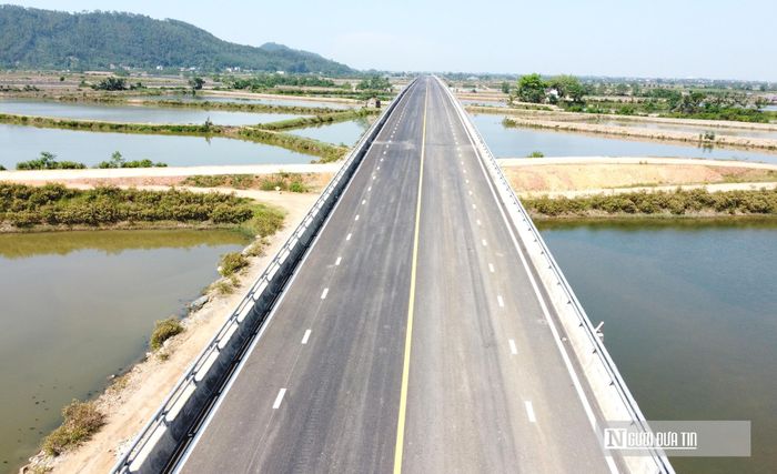 Đây hiện là cây cầu vượt sông dài nhất do tỉnh Thanh Hóa đầu tư xây dựng. Để triển khai hạng mục này, chủ đầu tư cùng các nhà thầu đã thực hiện giải phóng mặt bằng khoảng 3 ha đất, trong đó có 10 đầm nuôi tôm của người dân.