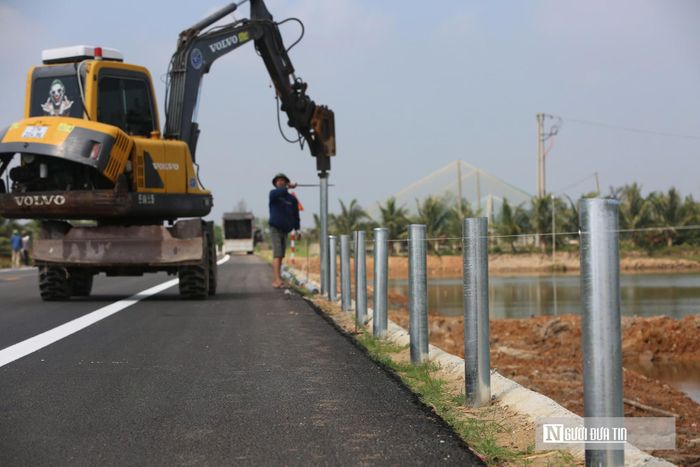  Ông Nguyễn Trọng Huân, 56 tuổi, ở xã Vạn Lộc, cho biết người dân vui mừng khi chứng kiến công trình quy mô lớn dần hoàn thiện."Đường ven biển sẽ mở ra nhiều cơ hội phát triển mới cho các địa phương dọc tuyến. Việc kết nối giao thông thuận lợi hơn rất nhiều, chúng tôi vô cùng phấn khởi mong ngày toàn tuyến được đưa vào vận hành", ông Huân nói.