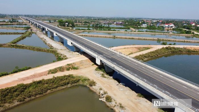 Trên tuyến có bốn cây cầu, gồm ba cầu lớn là Lạch Sung, Nam Khê, Lạch Trường và cầu Mỹ Liên. Trong đó, cầu Lạch Trường được xem là điểm nhấn nổi bật nhất của dự án.Cây cầu dài 1.321 m, gồm 30 nhịp, vượt sông Lạch Trường nối các vùng ven biển của huyện Hậu Lộc và Hoằng Hóa trước đây. 