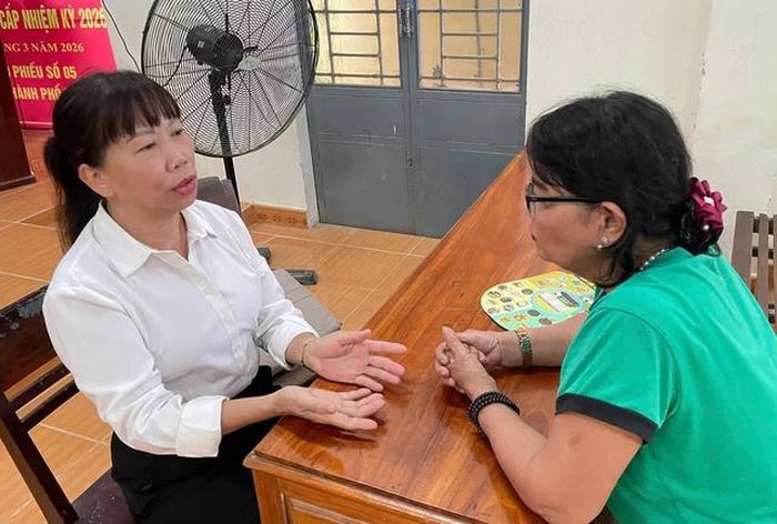 Các thành viên Hội Luật gia thành phố Đà Nẵng trực tiếp tư vấn, giải đáp vướng mắc pháp luật cho người dân xã Quế Phước sau buổi tuyên truyền.