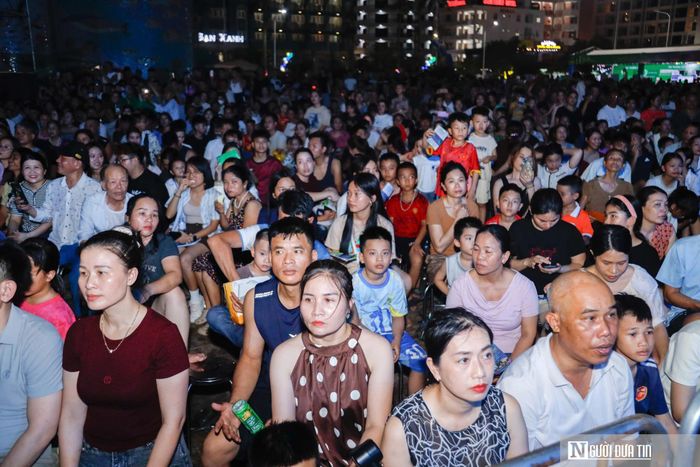 Rất đông khán giả xem Chương trình nghệ thuật "Biển Việt Nam - Hành trình không gian xanh".