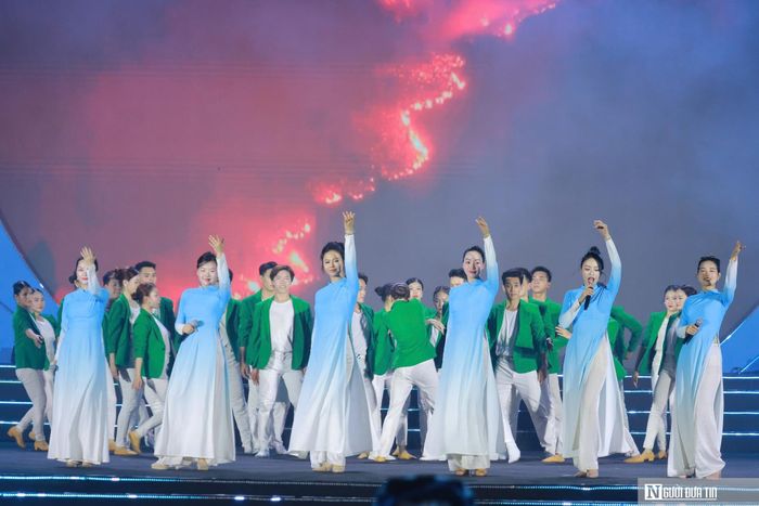 Tuy nhiên, hành tinh xanh không chỉ đến từ những chính sách lớn, mà còn bắt đầu từ những việc làm giản dị hằng ngày: giảm một túi ni lông, trồng thêm một cây xanh, giữ sạch một dòng sông, một bãi biển hay một góc phố nơi chúng ta sinh sống. Chính vì vậy, phong trào thi đua "Toàn dân chung tay bảo vệ môi trường vì một Việt Nam xanh, sạch, đẹp" được phát động hôm nay mang ý nghĩa sâu sắc. Phong trào sẽ tiếp tục lan tỏa thành ý thức, trở thành thói quen, thành nét đẹp văn hóa và trách nhiệm công dân của mỗi người Việt Nam.