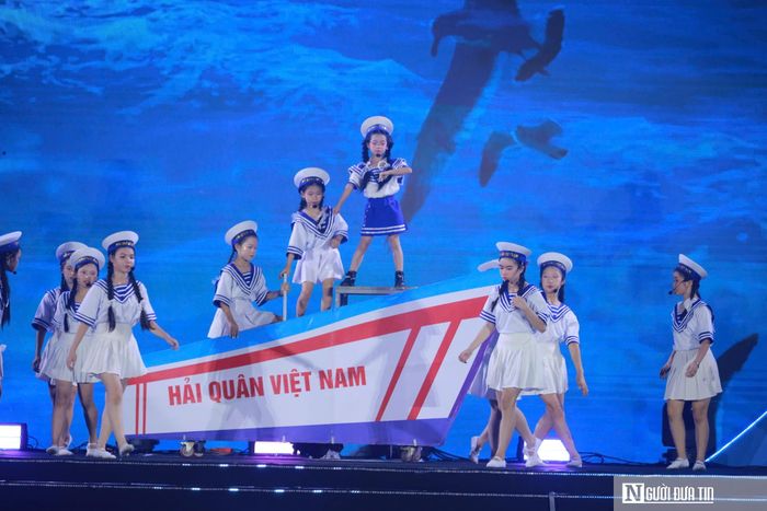 Được tổ chức tại phố biển Cửa Lò, chương trình nghệ thuật “Biển Việt Nam - Hành trình không gian xanh” đã đưa khán giả đi qua hành trình cảm xúc về tình yêu quê hương, biển đảo và khát vọng phát triển bền vững của đất nước.