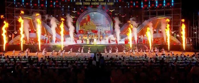 Trong bối cảnh Việt Nam đang nỗ lực thực hiện các cam kết quốc tế về phát triển bền vững, ứng phó với biến đổi khí hậu và bảo vệ môi trường, Chương trình nghệ thuật “Biển Việt Nam - Hành trình không gian xanh” không chỉ là một đêm nghệ thuật đặc sắc mà còn là diễn đàn văn hóa giàu ý nghĩa, nơi nghệ thuật đồng hành cùng những khát vọng lớn lao về một Việt Nam xanh hơn, sạch hơn và phát triển bền vững hơn.