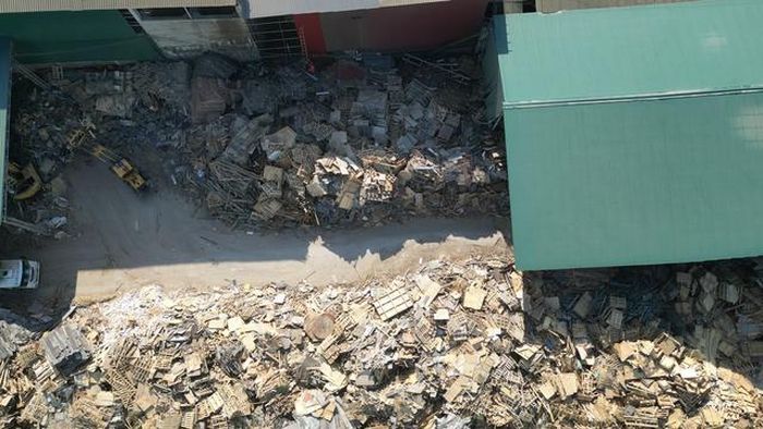 Một nhà xưởng với đủ các loại rác thải từ gỗ được tập kết từ nhiều nơi về.