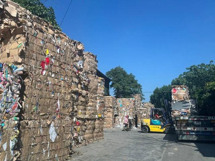 Giấy phế liệu sau khi phân loại được ép thành từng khối và được chất cao ngay bên tuyến đường đê Ngô Khê, phường Võ Cường, tỉnh Bắc Ninh.