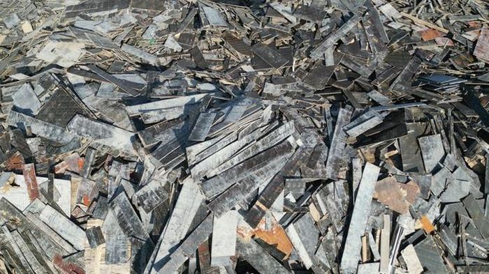 Các loại gỗ phế thải được tập kết thành từng đống lớn nhỏ và được đưa vào máy nghiền.