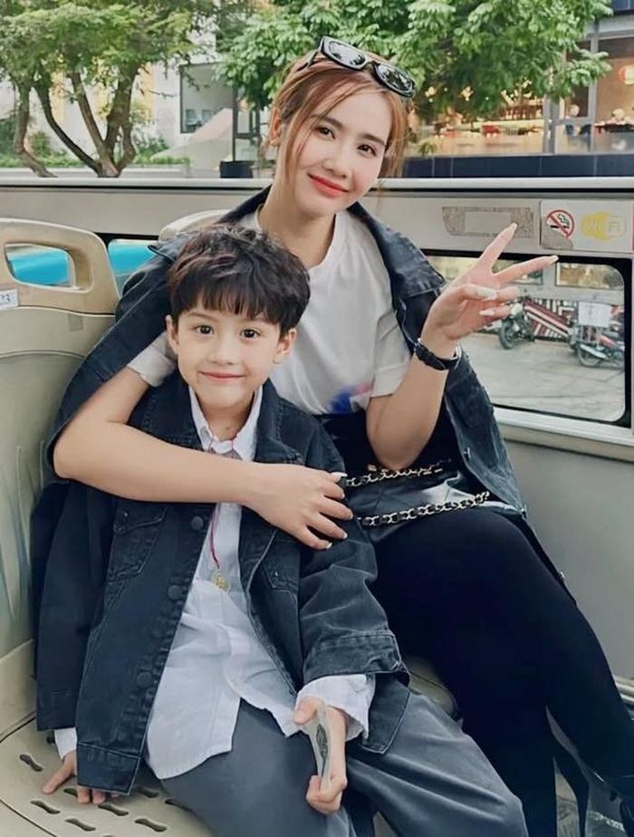 Huyền Lizzie cùng con trai.