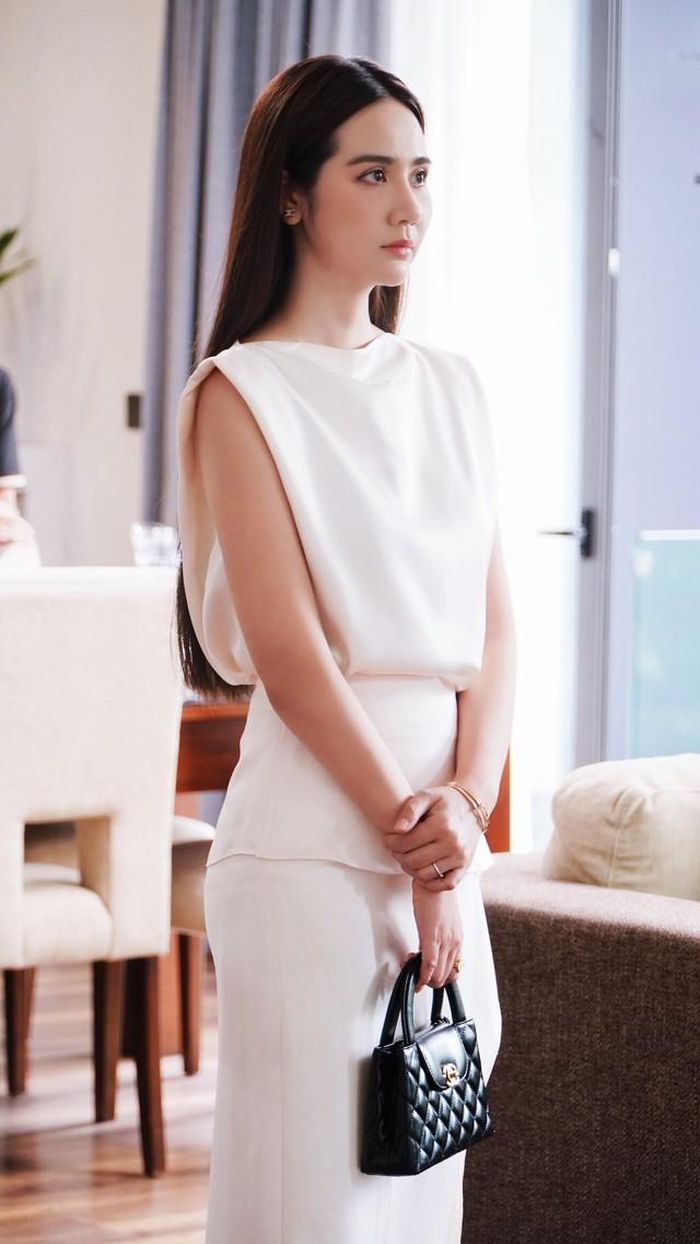 Huyền Lizzie vai Ngân trong "Cách em 1 milimet".
