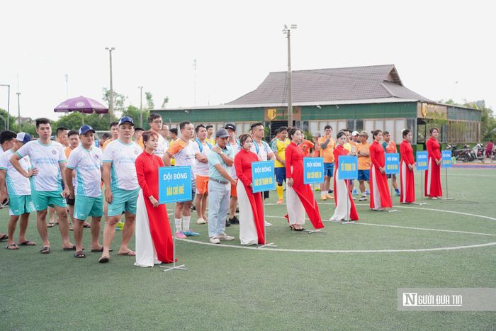 Giải Bóng đá báo chí miền Trung lần thứ XII diễn ra trong 2 ngày (6-7/6) thu hút 6 đội bóng với hơn 100 phóng viên, nhà báo, cộng tác viên đến từ các cơ quan thông tấn báo chí trung ương và địa phương trong khu vực miền Trung tham gia.