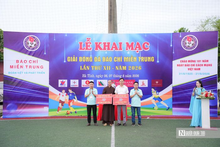Đặc biệt, tại buổi lễ, ban tổ chức đã trao tặng 30 triệu đồng để hỗ trợ cho Chùa Vĩnh (tọa lạc tại thôn Liên Tân, xã Đồng Lộc, tỉnh Hà Tĩnh). Nơi đây là mái ấm chở che của hàng chục em nhỏ mồ côi, không nơi nương tựa. Hoạt động ý nghĩa này tiếp tục khẳng định tinh thần sẻ chia của những người làm báo miền Trung, góp phần lan tỏa giá trị nhân văn bên ngoài sân cỏ, tạo nên dấu ấn riêng của giải đấu suốt nhiều năm qua.