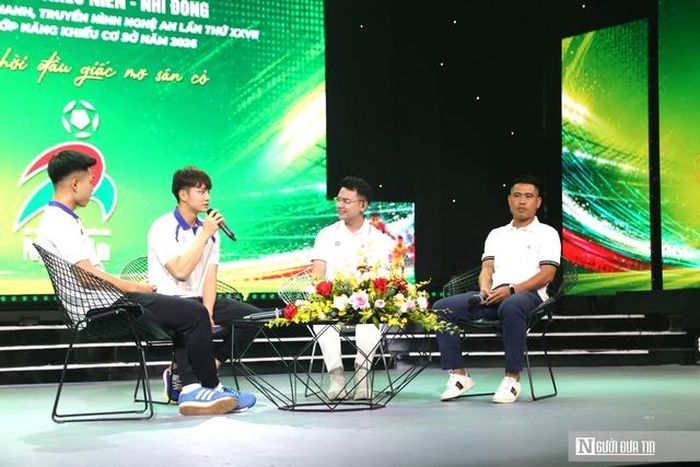 Phần giao lưu HLV Âu Văn Hoàn, thủ môn Cao Văn Bình và trung vệ Lê Nguyên Hoàng.