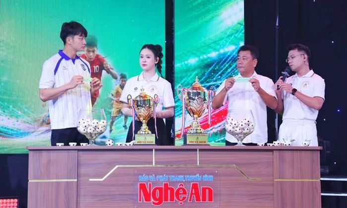 Lễ bốc thăm chia bảng, xếp lịch thi đấu.