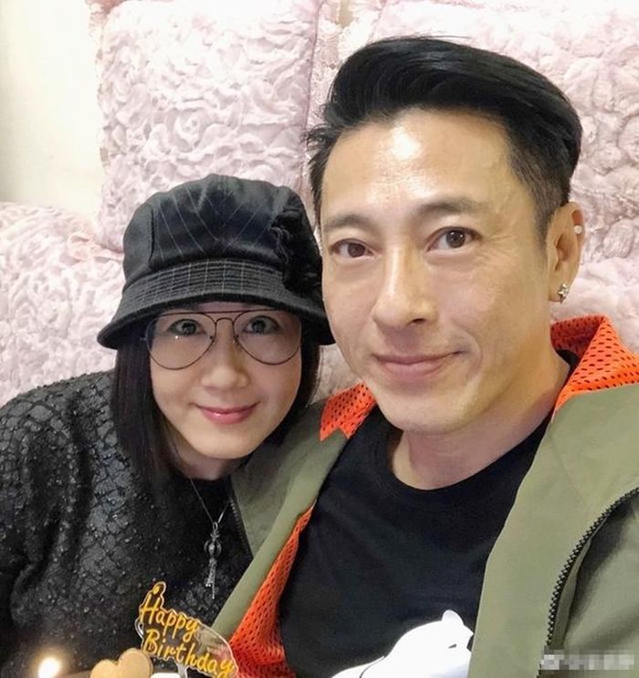 Vợ chồng Lữ Tụng Hiền gắn bó 32 năm. Ảnh: Weibo.