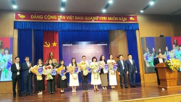 Ban Tổ chức trao chứng nhận cho 8 doanh nghiệp tiêu biểu tham gia mạng lưới tư vấn và hỗ trợ phát triển doanh nghiệp.