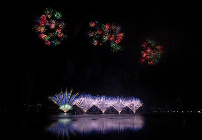 Với lợi thế là đương kim Á quân DIFF 2025 - Z121 Vina Pyrotech của Việt Nam lựa chọn kịch bản và âm nhạc mang đậm bản sắc Việt, sử dụng chủ yếu các loại pháo hoa do đơn vị trong nước sản xuất.
