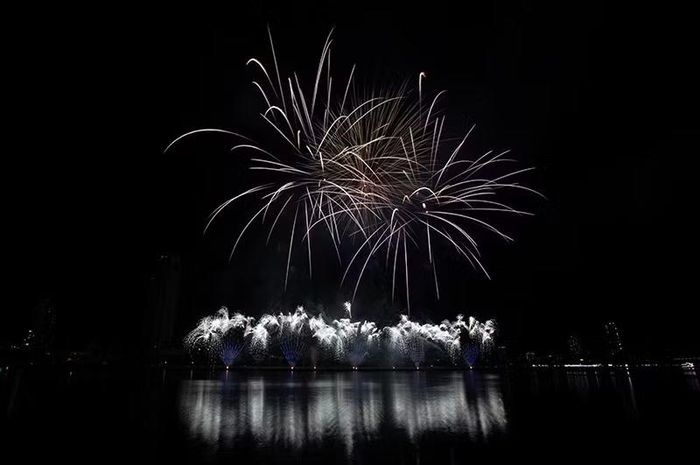 Đội Pháp kể câu chuyện Di sản trong màn trình diễn với chủ đề “Heritage – Da Nang Shines” (Di sản - Đà Nẵng tỏa sáng) bằng ngôn ngữ pháo hoa giàu chất điện ảnh.