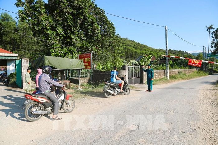 Lực lượng trực chốt kiểm soát chặt chẽ người, phương tiện ra, vào rừng tại chốt canh cửa rừng. Ảnh: Xuân Tiến - TTXVN 