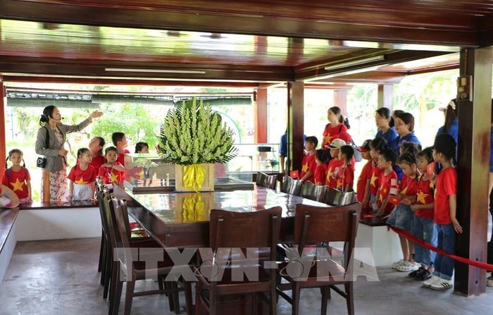 Học sinh tham quan Nhà sàn Bác Hồ tại Đồng Tháp. Ảnh: Hồng Thái - TTXVN