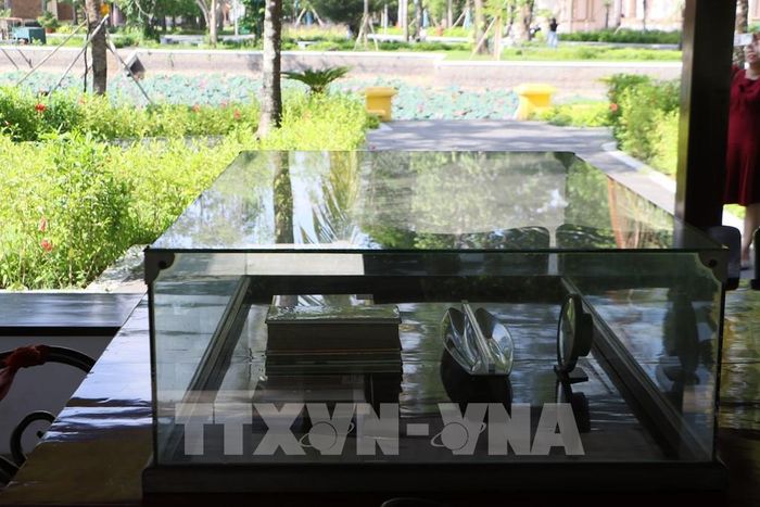 Hiện vật gắn liền với hoạt động của Bác được trưng bày tại nhà sàn. Ảnh: Hồng Thái - TTXVN