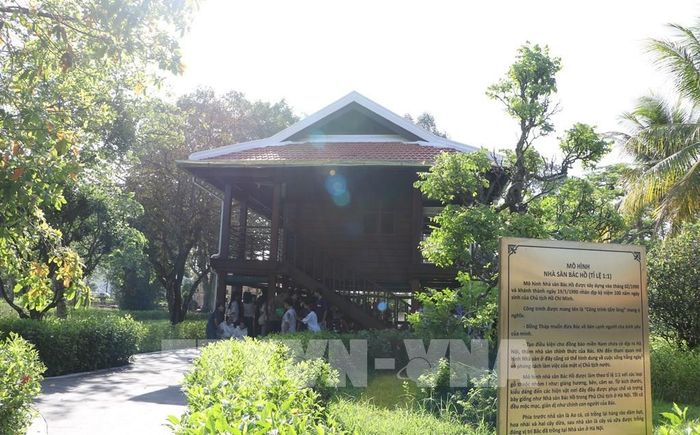 Mô hình Nhà sàn Bác Hồ được khánh thành vào ngày 19/5/1990 nhân dịp kỷ niệm 100 năm ngày sinh của Chủ tịch Hồ Chí Minh. Ảnh: Hồng Thái - TTXVN