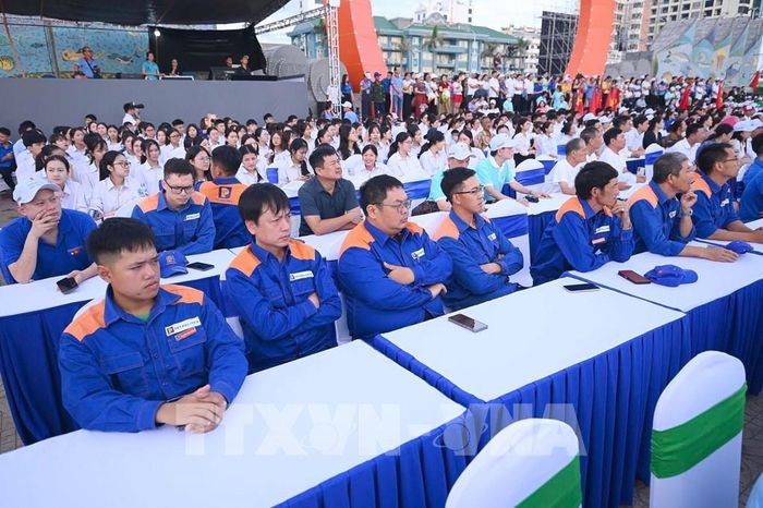 Các cơ quan chức năng, chính quyền địa phương, người dân tham gia hưởng ứng Lễ Phát động. Ảnh: Trịnh Duy Hưng-TTXVN