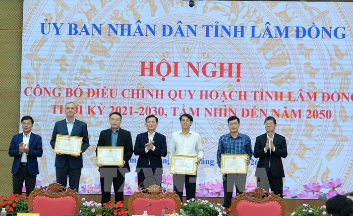 Các tập thể, cá nhân có thành tích trong công tác thực hiện Điều chỉnh Quy hoạch tỉnh Lâm Đồng nhận Bằng khen của Chủ tịch UBND tỉnh. Ảnh: Nguyễn Dũng – TTXVN 