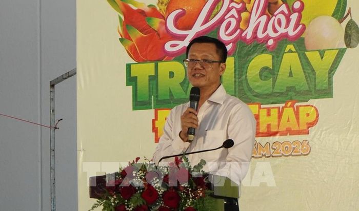 Phó Giáo sư, Tiến sĩ Phan Đình Khôi (Đại học Cần Thơ) chia sẻ một số vấn đề về công nghệ sau thu hoạch nhằm nâng cao giá trị trái cây Đồng Tháp. Ảnh: Nhựt An - TTXVN