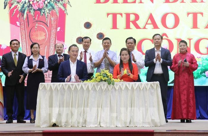 Viện Công nghệ chống làm giả cùng Tập đoàn công nghệ tài chính EFGH (Singapore) ký kết biên bản hợp tác trong việc phát triển công nghệ truy xuất nguồn gốc và xác thực. Ảnh: Bùi Giang - TTXVN 