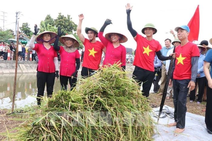Niềm vui sau khi hoàn thành phần thi gặt lúa. Ảnh: Mạnh Minh - TTXVN