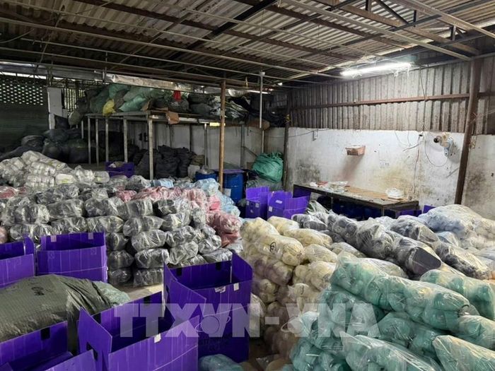 Cơ sở sản xuất dép giả nhãn hiệu tại xã Phú Hòa Đông. Ảnh: TTXVN phát