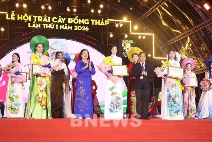 Ban giám khảo trao giải cho thí sinh “Duyên dáng miệt vườn”. Ảnh: Hồng Nhung-TTXVN