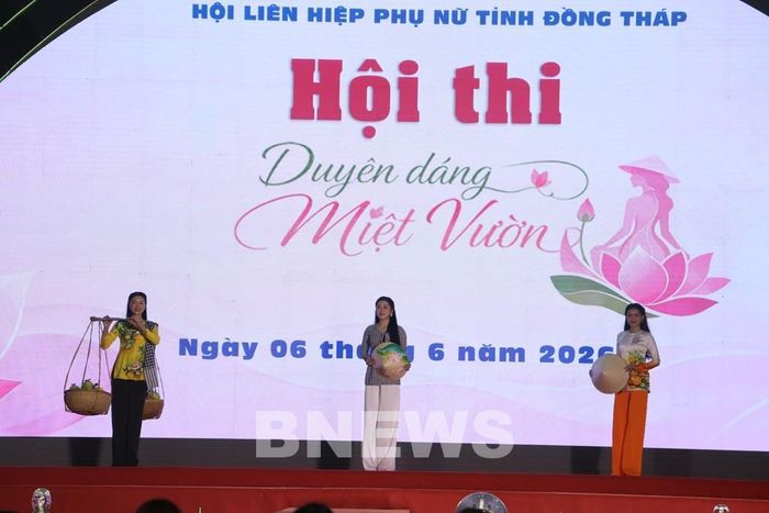Thí sinh thể hiện phần thi “Sắc màu bà ba”. Ảnh: Hồng Nhung-TTXVN