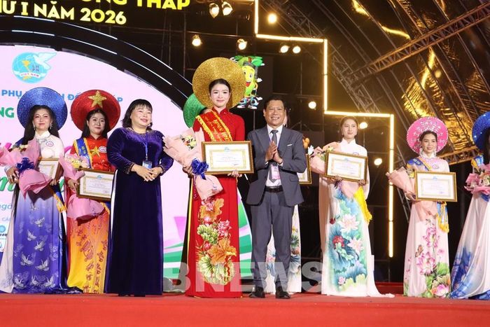 Bà Thái Ngọc Bảo Trâm, Chủ tịch Hội Liên hiệp Phụ nữ tỉnh Đồng Tháp và ông Võ Văn Chiến, Phó Giám đốc Sở Công Thương Đồng Tháp trao giải cho thí sinh “Duyên dáng miệt vườn”. Ảnh: Hồng Nhung-TTXVN