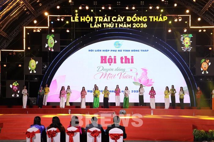 20 thí sinh so tài cuộc thi chung kết “Duyên dáng miệt vườn”. Ảnh: Hồng Nhung-TTXVN