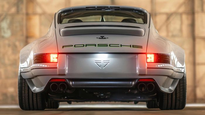 Bản Porsche 911 964 do Theon Design thực hiện.