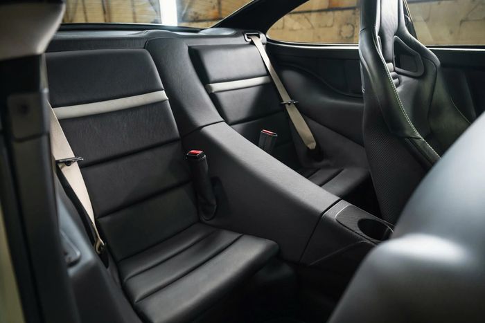 Khoang lái của chiếc Porsche 911 đời cũ được Theon Design.