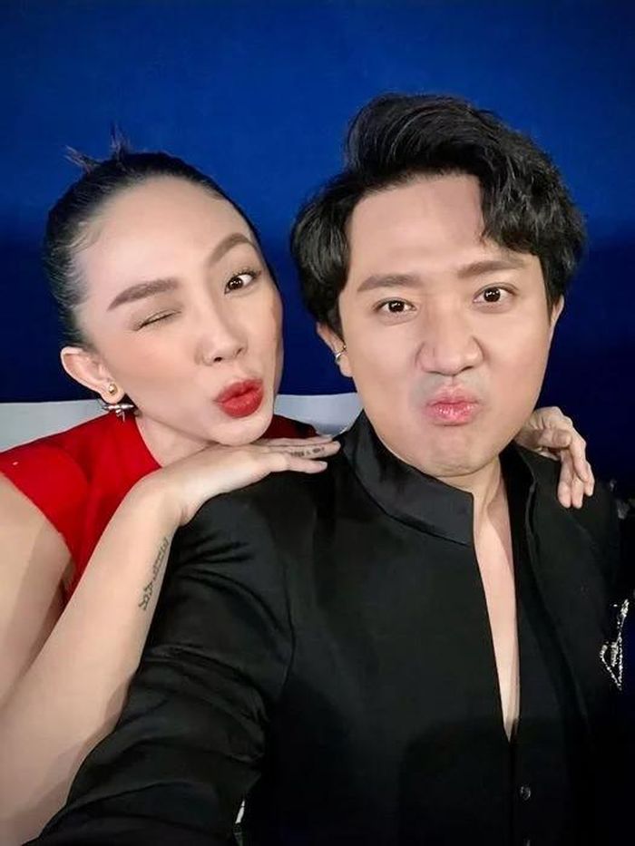 Trấn Thành và Tóc Tiên có mối quan hệ thân thiết, thường xuyên ủng hộ nhau trong công việc.