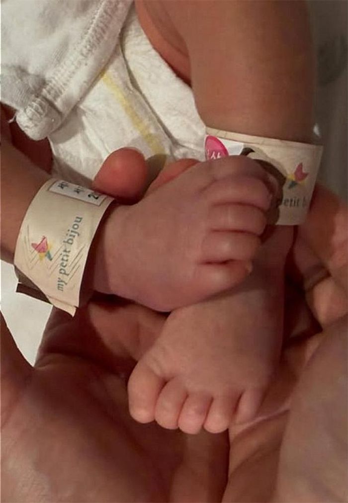 Hình ảnh con của Lee Si Eon và Seo Ji Seung.