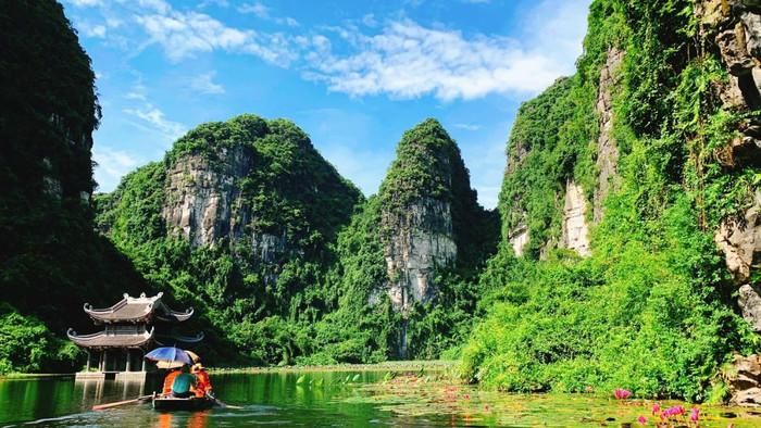Những dãy núi đá vôi ở Ninh Bình.