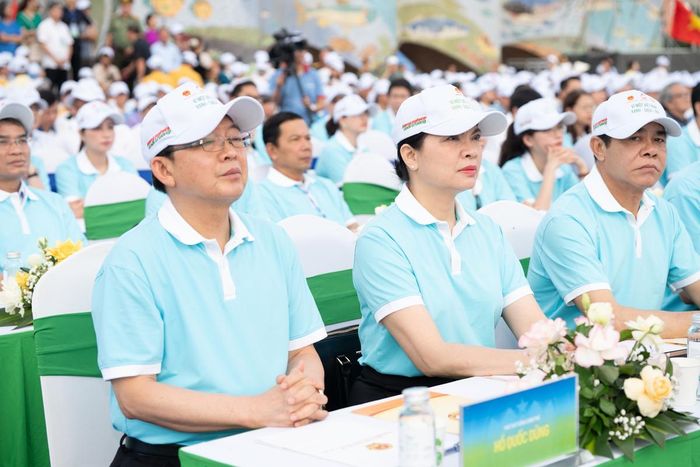 Từ trái sang: ông Hồ Quốc Dũng, Ủy viên TƯ Đảng, Phó Thủ tướng Chính phủ; bà Hà Thị Nga, Ủy viên TƯ Đảng, Phó Chủ tịch - Tổng Thư ký UBTƯ MTTQ Việt Nam, cùng các đại biểu tham dự buổi lễ