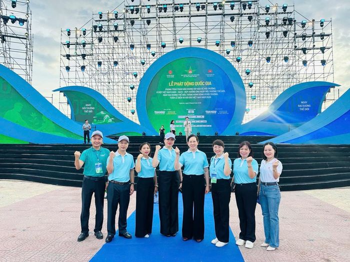 Bà Hà Thị Nga (thứ 4 từ trái sang), Ủy viên TƯ Đảng, Phó Chủ tịch - Tổng Thư ký UBTƯ MTTQ Việt Nam; bà Lê Thị Thủy (thứ 4 từ phải sang), Ủy viên TƯ Đảng, Phó Chủ tịch UBTƯ MTTQ Việt Nam, Chủ tịch Hội LHPN Việt Nam, cùng các đại biểu hưởng ứng hành động vì môi trường xanh - sạch - đẹp