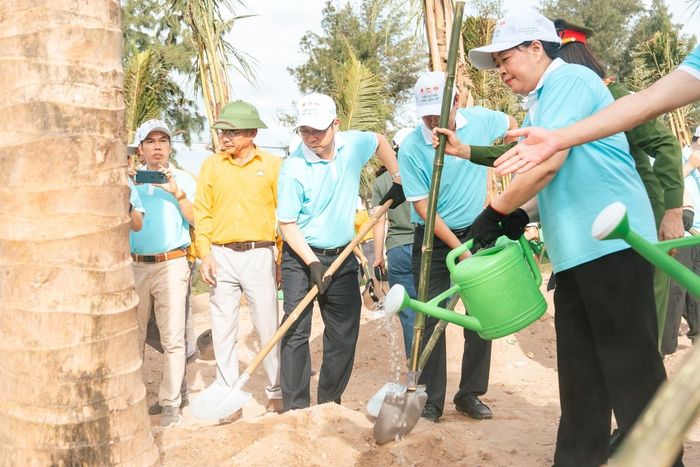 Bà Bùi Thị Minh Hoài, Ủy viên Bộ Chính trị, Bí thư Trung ương Đảng, Chủ tịch UBTƯ MTTQ Việt Nam và các đại biểu trồng cây