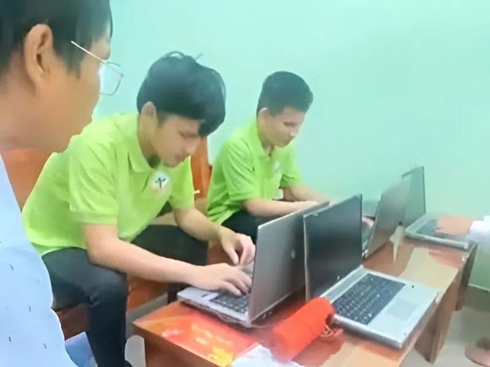 Thầy Đặng Ngọc Duy hướng dẫn học sinh khiếm thị sử dụng máy tính, mở ra cơ hội học tập và hòa nhập trong kỷ nguyên số. Ảnh: NVCC