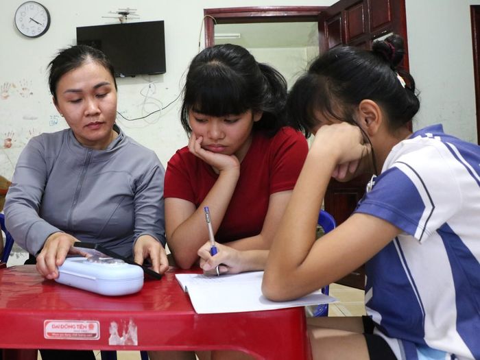 Mẹ Hiệp luôn sát sao trong từng giờ học, vừa hỗ trợ việc học tập vừa định hướng các em sử dụng thiết bị số an toàn, hiệu quả.