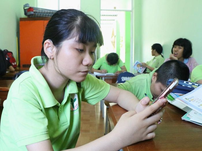 Rào cản ngôn ngữ và khả năng tiếp nhận âm thanh khiến nhiều trẻ khiếm thính gặp khó khăn khi tiếp cận các thiết bị số và nền tảng công nghệ hiện nay.