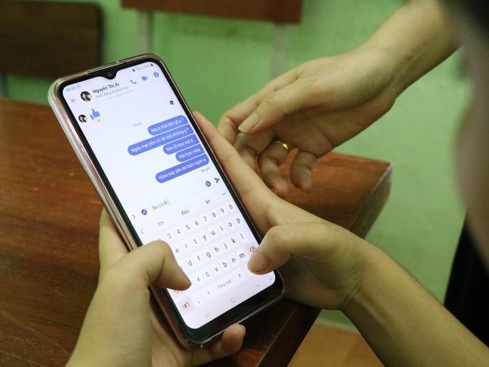 Từ những thao tác đơn giản trên điện thoại, các thầy cô tại Hướng Dương Vàng đang giúp học sinh khiếm thị mở rộng kết nối với gia đình và tự tin hòa nhập với thế giới xung quanh.